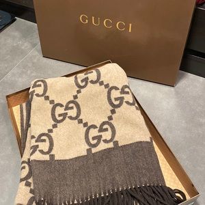 Authentic Gucci Throw blanket with box